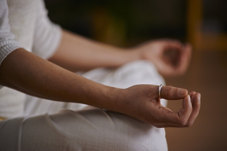 Lo yoga può essere un rimedio contro i capelli bianchi